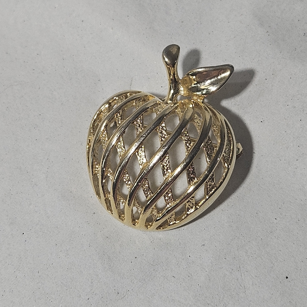 Vintage Apple Shaped Gold-tone Basket Weave Pin Brooch